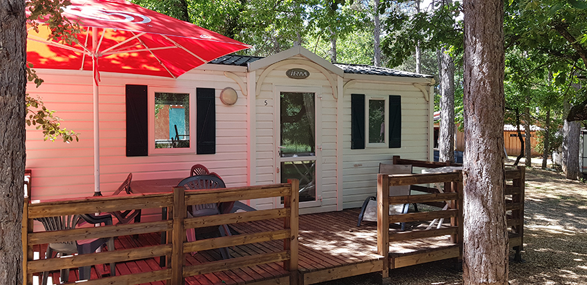 mobilhome à l'ombre des arbres dans camping calme