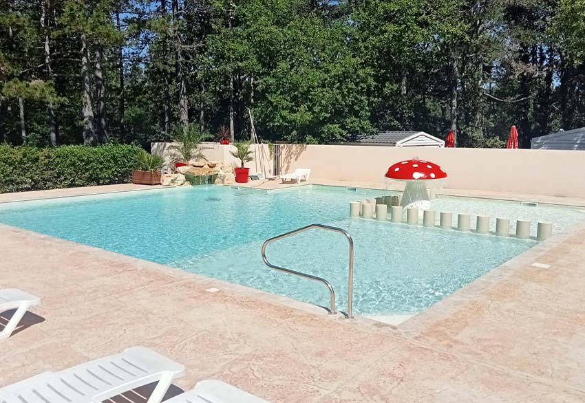 piscine chauffée dans camping convivial et familial