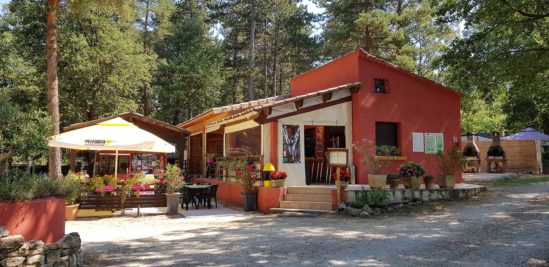 restaurant bar à l'intérieur du camping