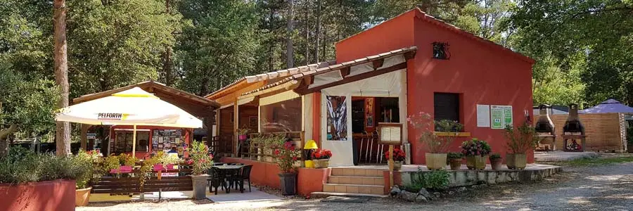 restaurant bar à l'intérieur du camping